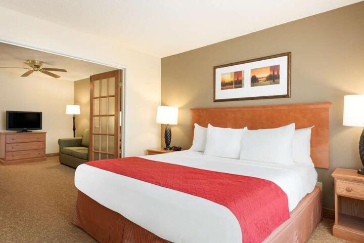 1 King Bed (3 of 4)