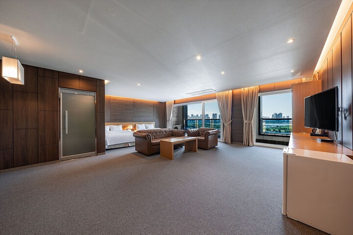 Room 6 of 34