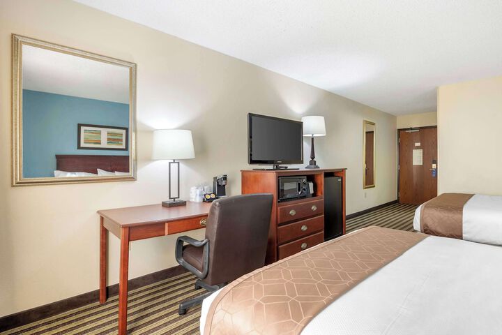 2 Queen Beds Microwave and Refrigerator Work Desk WiFi Full Breakfast (4 of 7)