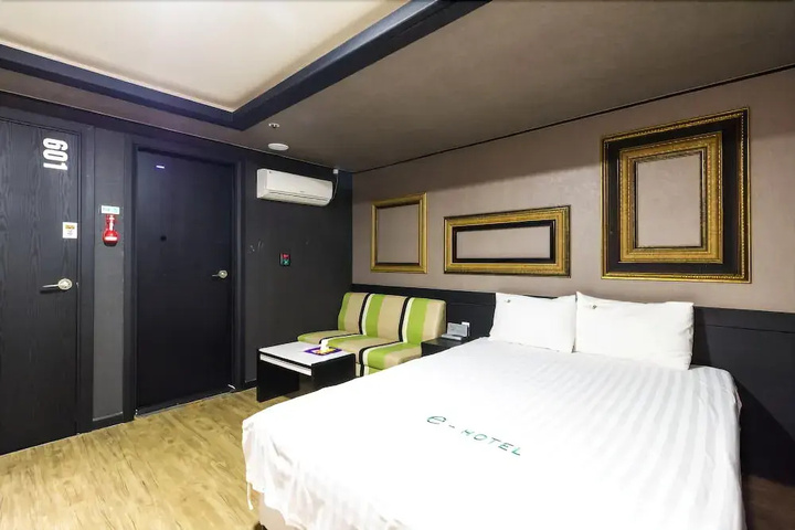 Room 4 of 13