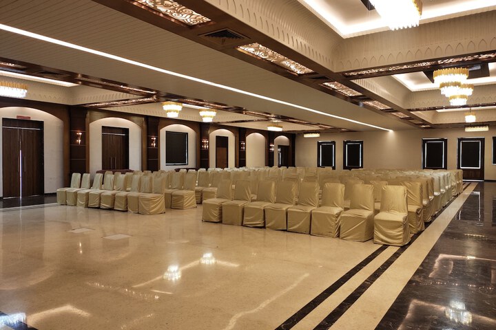 Ballroom/Hall 61 of 72