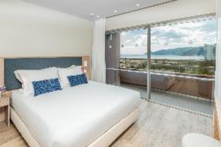 Suite 5 of 13