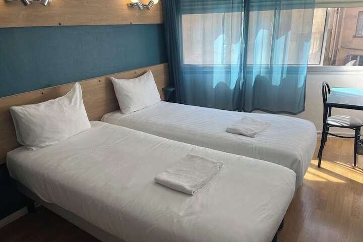 Room 6 of 40