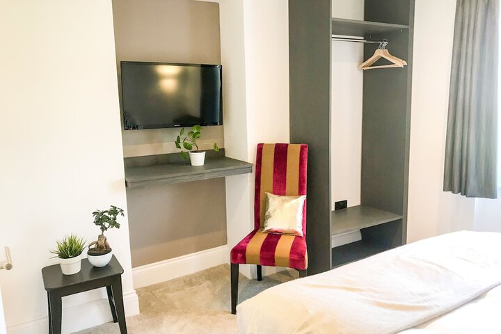 Room 4 of 28