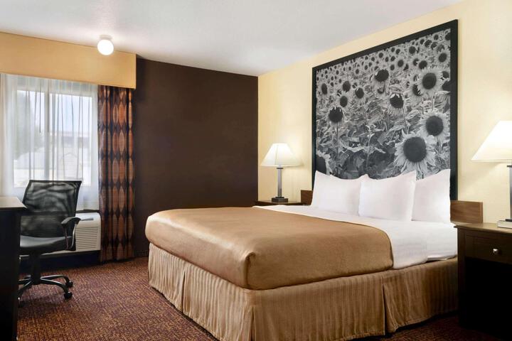 1 King Bed (2 of 9)