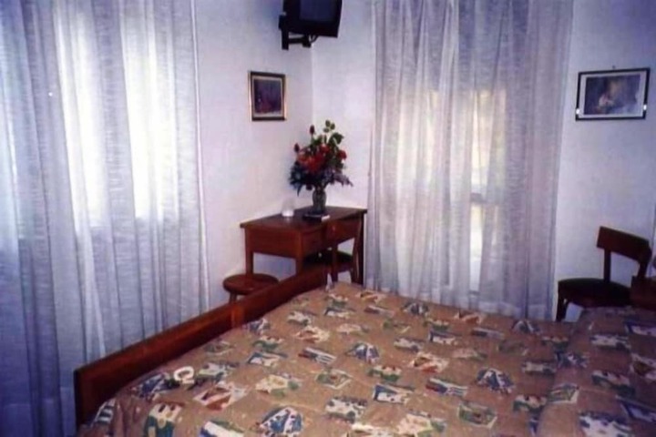 Room 8 of 48
