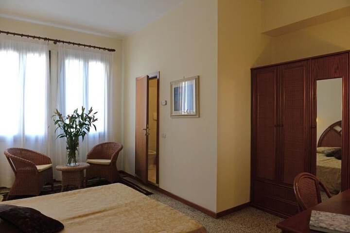 Room 4 of 30