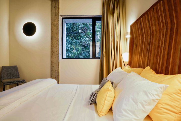 Room 100 of 158