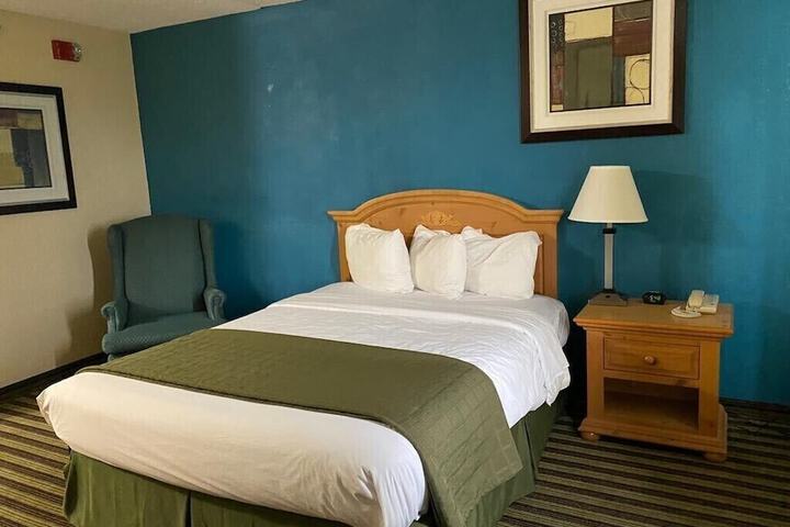 Queen Bed Accessible (1 of 16)