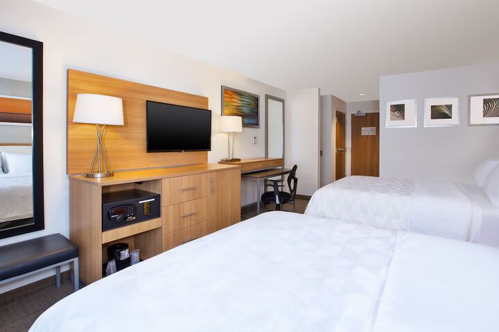 2 Queen Beds (2 of 8)