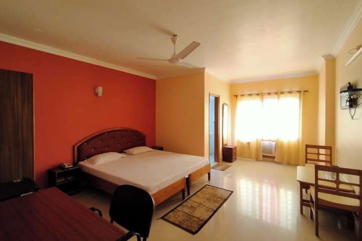 Room 6 of 12