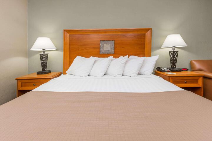 1 King Bed (14 of 14)