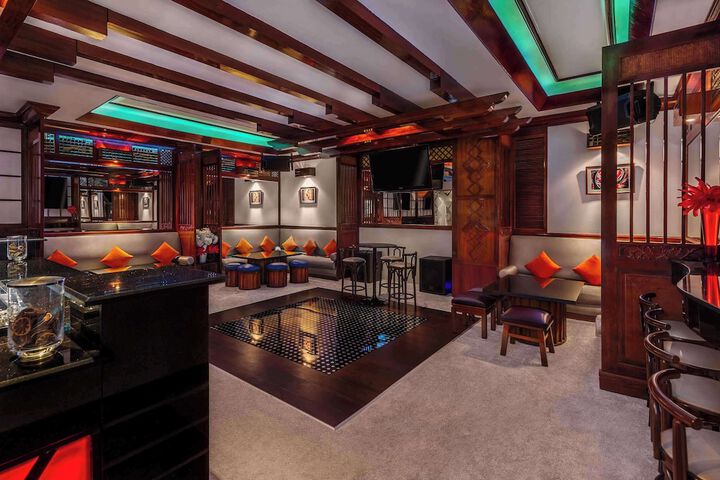 Lounge 51 of 65