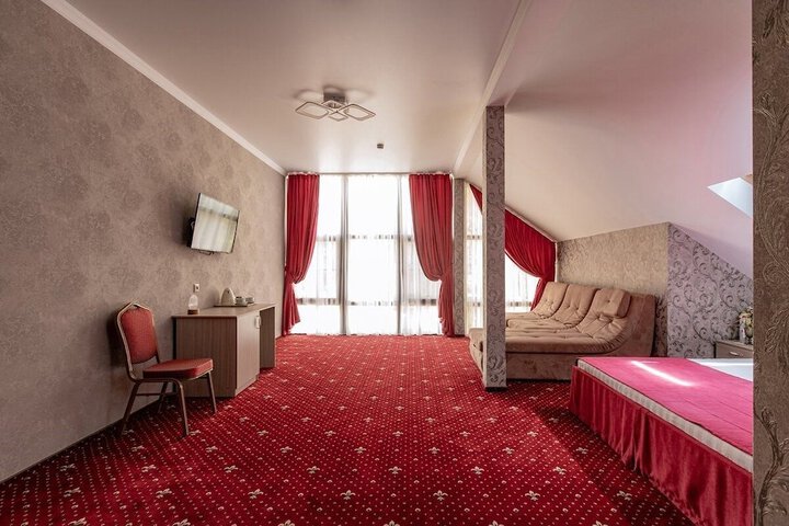 Room 4 of 18