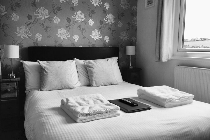Room 4 of 9