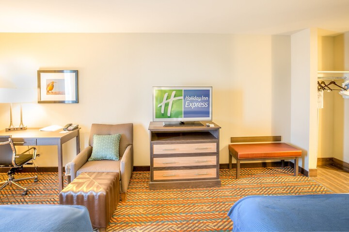 2 Queen Beds (6 of 12)