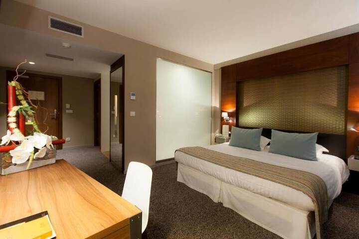 Room 2 of 37