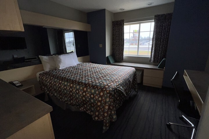 Suite Queen Bed Kitchen (4 of 7)