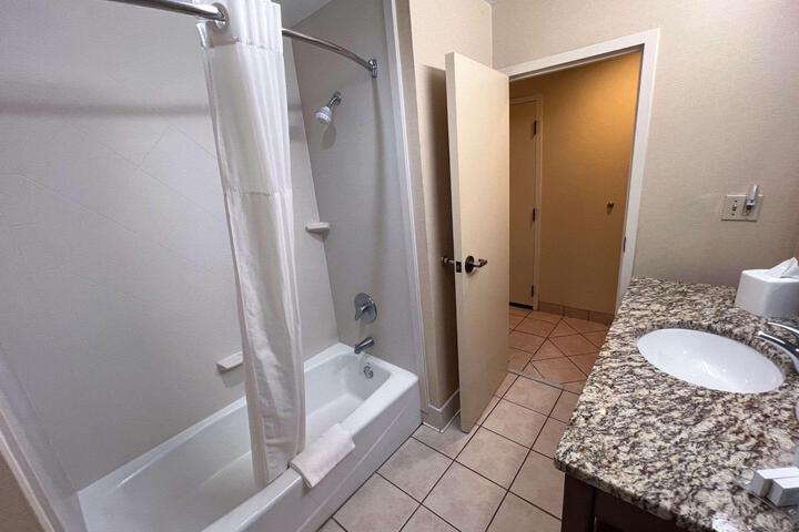 1 Queen Bed Accessible (12 of 18)