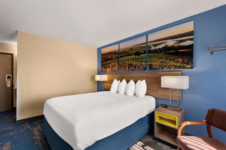 1 Queen Bed (11 of 29)