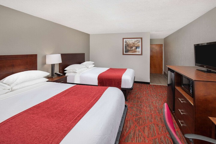 1 Queen Bed (4 of 14)