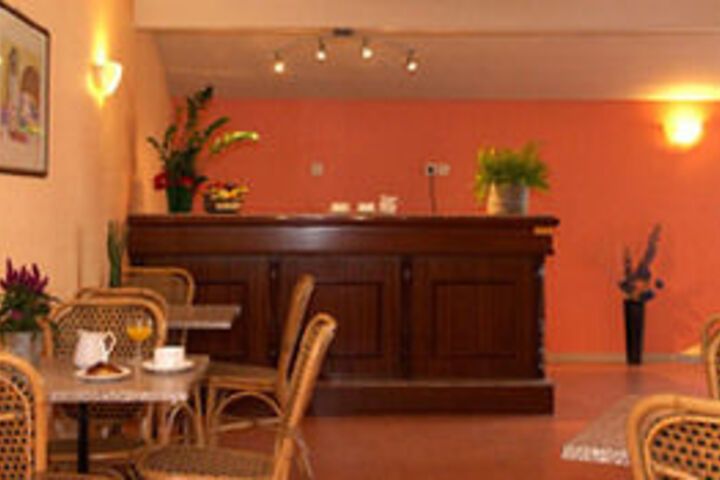 Dining 4 of 12