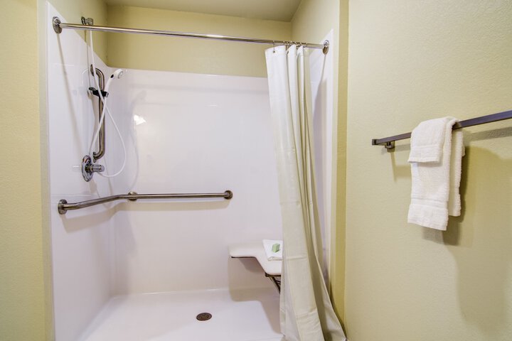 Suite Accessible King Size Bed (6 of 9)