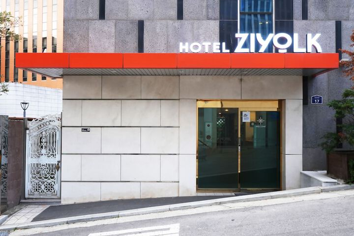 Hotel Entry