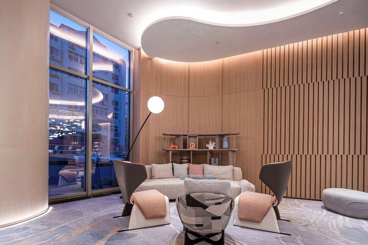 Lounge 56 of 82