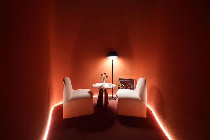 Lounge 102 of 115