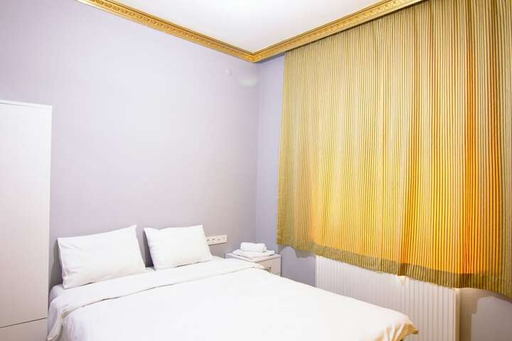 Room 10 of 27
