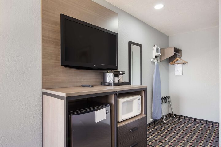 Queen Bed Pet Friendly (3 of 5)