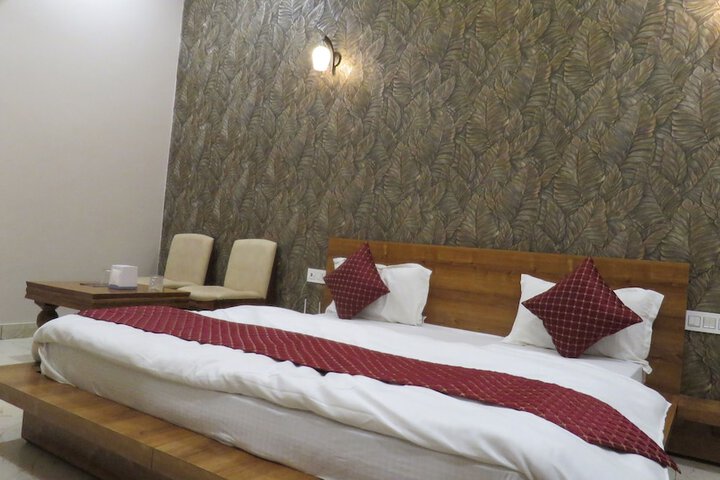 Room 5 of 9