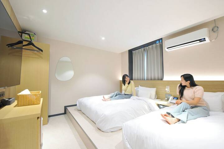 Room 28 of 64