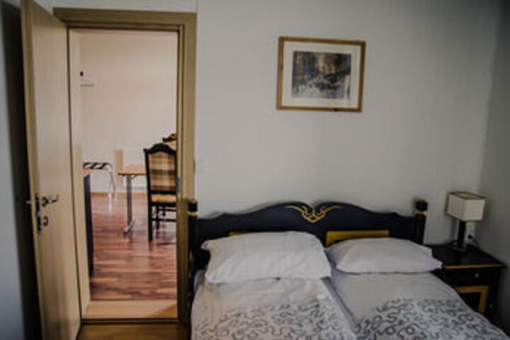 Room 27 of 46