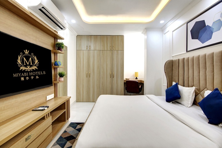 Room 4 of 12