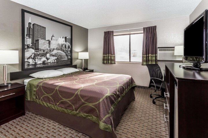 1 Queen Bed (11 of 14)