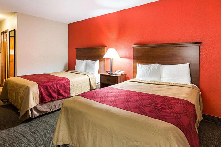 2 Double Beds (3 of 8)