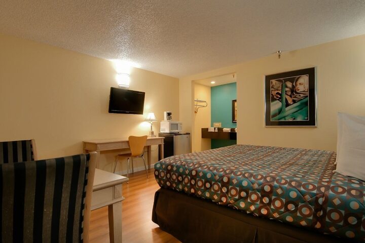 Deluxe Room 1 King Bed (3 of 5)