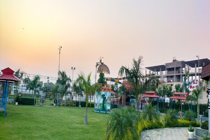 Hotel Exterior 95 of 125