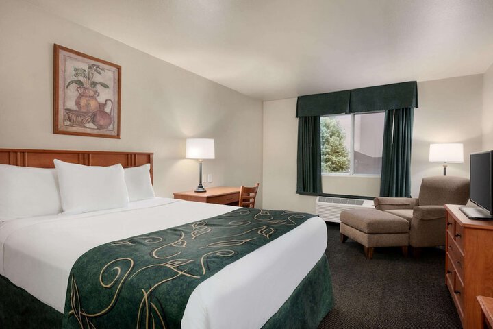1 Queen Bed (3 of 11)