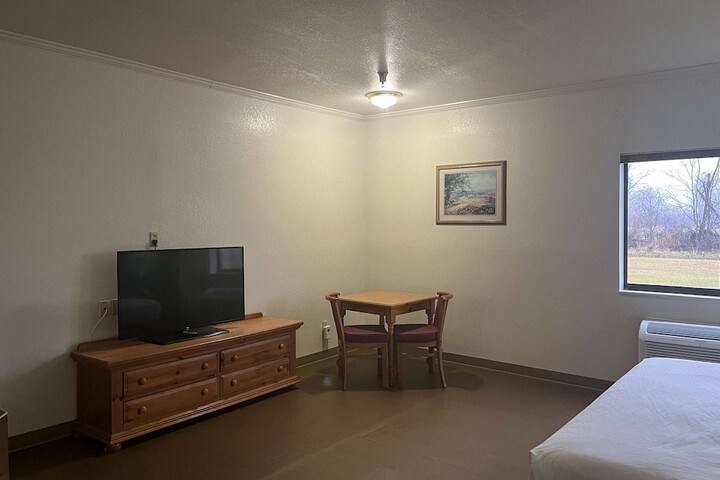 Queen Bed Accessible (2 of 14)