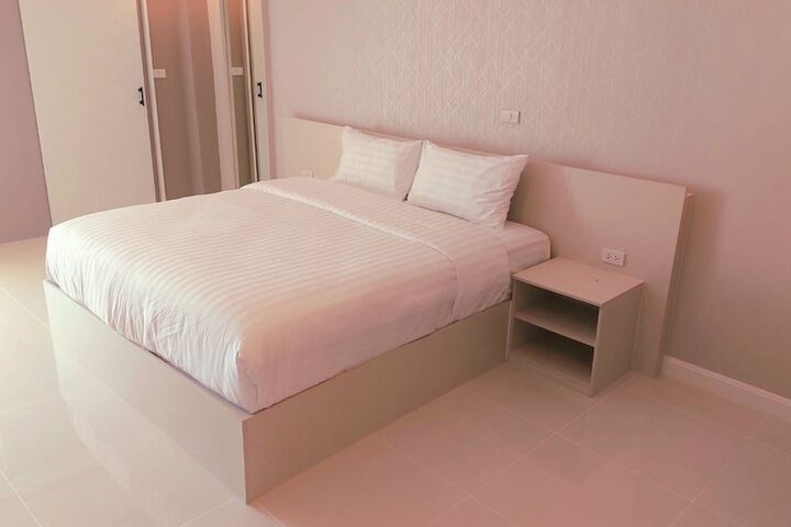 Room 8 of 12