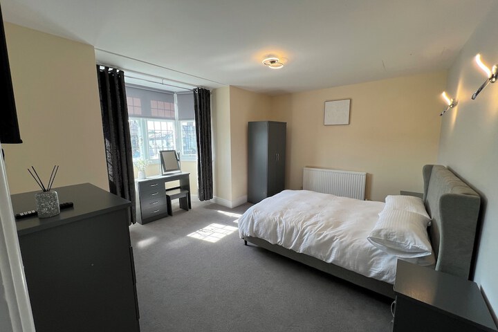 Room 10 of 14