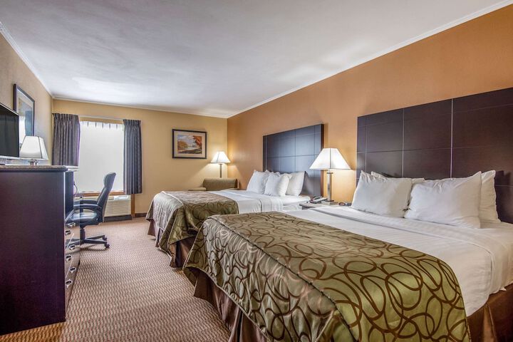 2 Queen Beds (6 of 8)