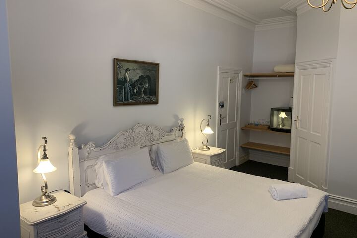 Room 11 of 33