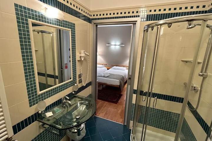 Room 4 of 7