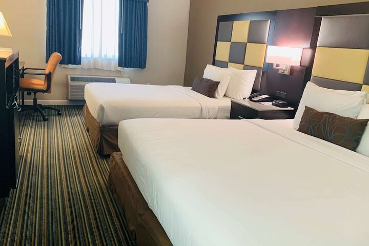 1 King Bed Desk Microwave and Refrigerator High Speed Internet Accessible Coffee Maker, Hairdryer Full Breakfast (12 of 18)