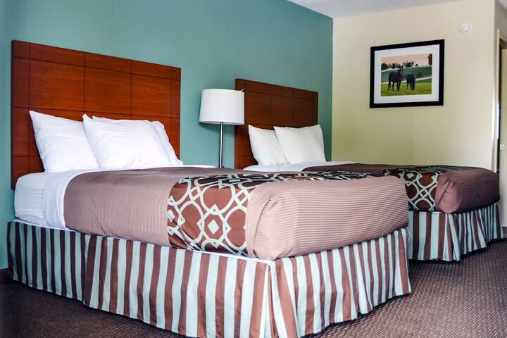2 Double Beds Microwave and Refrigerator Flat Screen Television High Speed Internet Accessible Table and Chairs Coffee Maker Continental Breakfast (4 of 14)