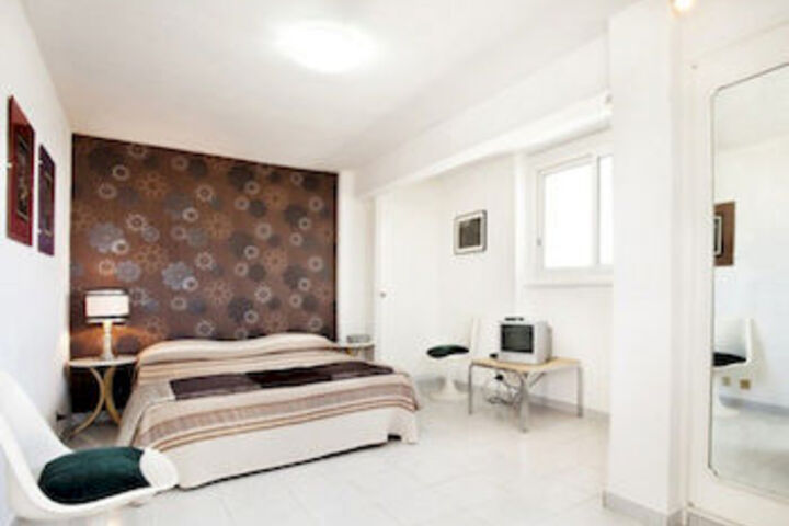 Room 83 of 168